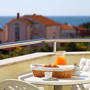  Appartement The Florens Near The With The Pool, Bbq And Kids Playground, Diklo